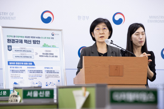 한화진 환경부 장관이 지난 25일 환경규제 혁신방안과 관련해 사전 브리핑을 하고 있다. <사진=환경부 제공>